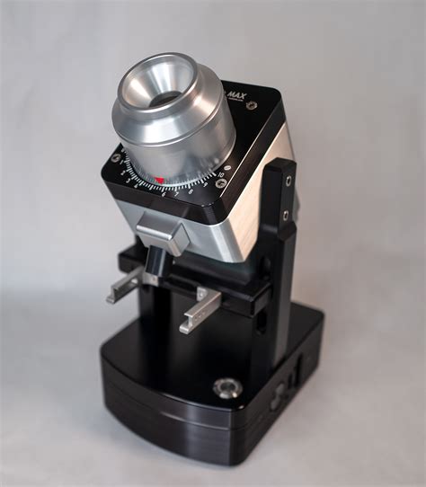 The reason I ask is twofold: (1) Kafatek's website specifically mentions Max was designed for light roasts, (2) Versalab re-engineered their grinder to prevent it from bogging down and having drivetrain slippage with light roasts. . Kafatek monolith max